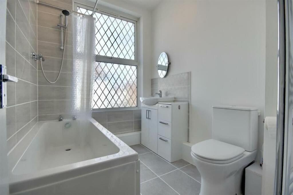 Improved Private House In Central Location Portsmouth Exterior photo